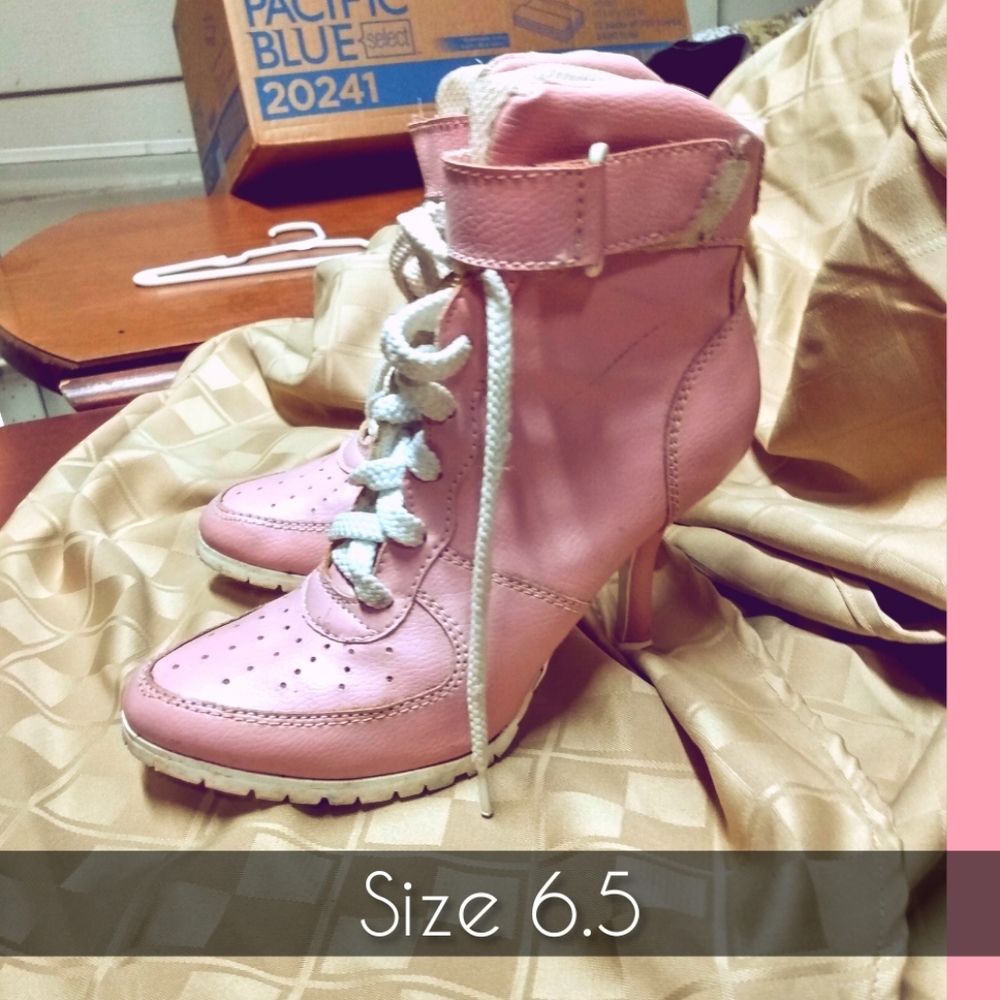 SODA size 6.5 Pink Boots